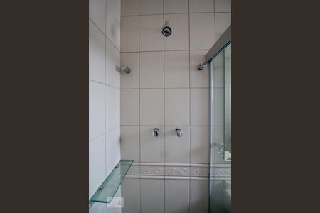 Casa de condomínio para alugar com 3564m², 4 quartos e 6 vagasChuveiro suíte 2