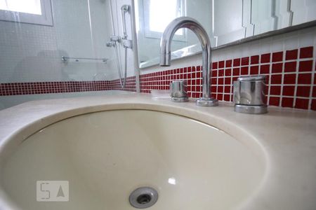 Casa de condomínio para alugar com 3564m², 4 quartos e 6 vagasPia suíte 1