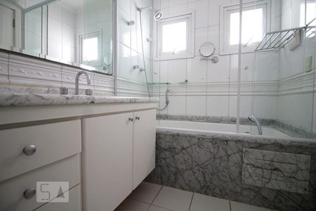 Casa de condomínio para alugar com 3564m², 4 quartos e 6 vagasBanheiro suíte 3