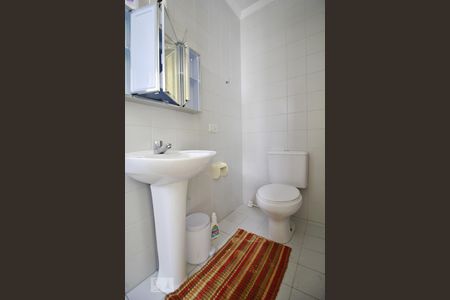 Casa de condomínio para alugar com 3564m², 4 quartos e 6 vagasBanheiro de serviço