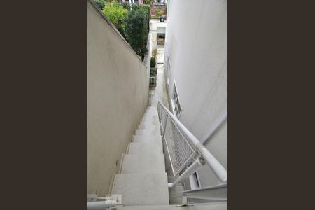 Casa de condomínio para alugar com 3564m², 4 quartos e 6 vagasEscadas