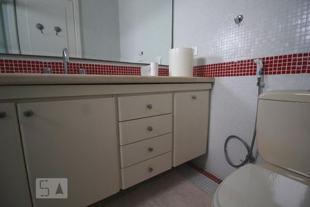 Banheiro suíte 1 de casa de condomínio para alugar com 4 quartos, 3564m² em Jardim Colombo, São Paulo