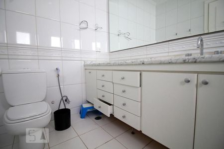 Casa de condomínio para alugar com 3564m², 4 quartos e 6 vagasBanheiro suíte 3