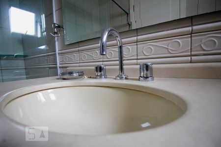 Casa de condomínio para alugar com 3564m², 4 quartos e 6 vagasPia suíte 2