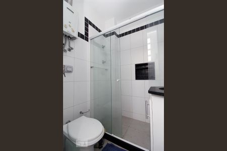 Banheiro. de kitnet/studio para alugar com 1 quarto, 30m² em Copacabana, Rio de Janeiro