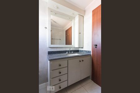 Banheiro de apartamento para alugar com 2 quartos, 57m² em Vila Paulicéia, São Paulo