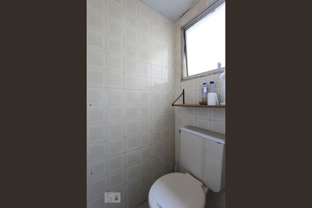 Banheiro de serviço de apartamento para alugar com 2 quartos, 68m² em Butantã, São Paulo