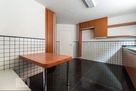 Casa de condomínio à venda com 380m², 4 quartos e 4 vagasCozinha