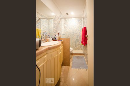 Banheiro da suite 1 do 1º pavimento de apartamento para alugar com 2 quartos, 220m² em Jardim Botânico, Rio de Janeiro