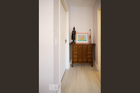 Hall de acesso a suite 1 e lavabo do 1º pavimento de apartamento para alugar com 2 quartos, 220m² em Jardim Botânico, Rio de Janeiro