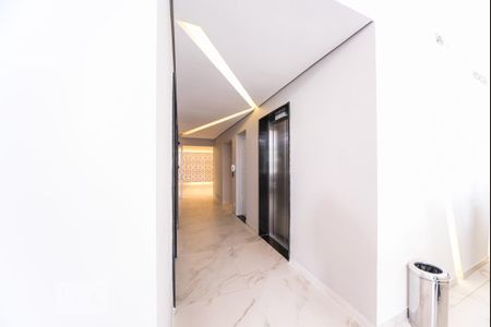 Elevadores do Hall Social de kitnet/studio para alugar com 1 quarto, 30m² em Vila Olímpia, São Paulo