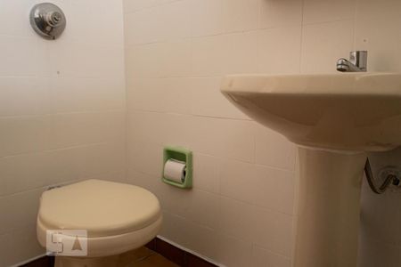 Apartamento à venda com 74m², 2 quartos e 1 vaga Apartamento à venda com 74m², 2 quartos e 1 vagaBanheiro