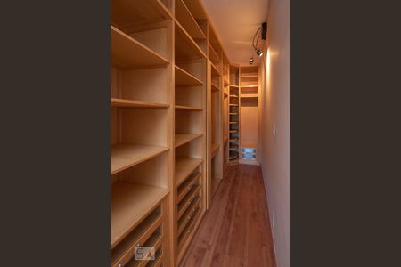 Apartamento à venda com 199m², 3 quartos e 1 vaga Apartamento à venda com 199m², 3 quartos e 1 vagaCloset da suíte