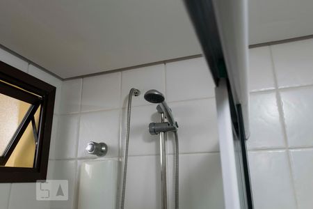 Banheiro social (Chuveiro) de apartamento para alugar com 2 quartos, 57m² em Aclimação, São Paulo