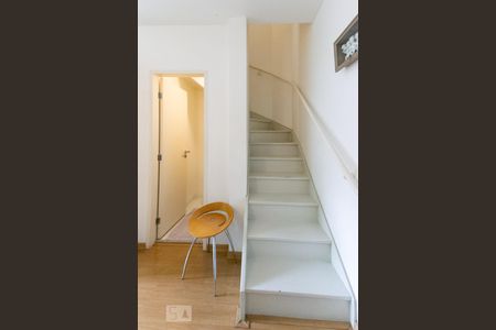 Apartamento para alugar com 58m², 1 quarto e 2 vagas Apartamento para alugar com 58m², 1 quarto e 2 vagasEscada