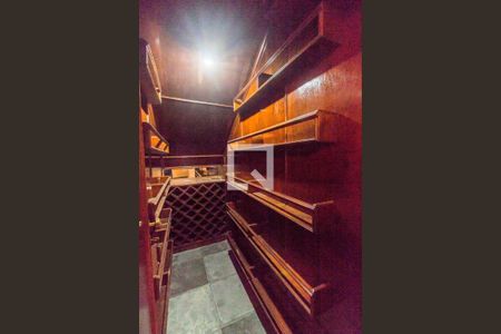 Casa de condomínio para alugar com 600m², 4 quartos e 5 vagasAdega