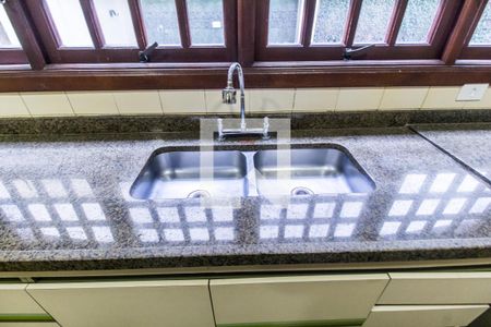 Casa de condomínio para alugar com 600m², 4 quartos e 5 vagasDetalhe da cozinha