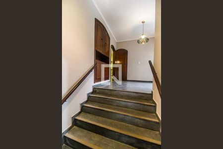 Casa de condomínio para alugar com 600m², 4 quartos e 5 vagasEscada