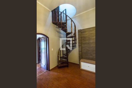 Casa de condomínio para alugar com 600m², 4 quartos e 5 vagasEscada