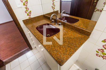 Casa de condomínio para alugar com 600m², 4 quartos e 5 vagasDetalhe do Banheiro da Suite