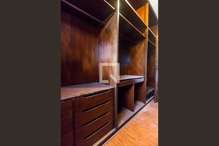 Casa de condomínio para alugar com 600m², 4 quartos e 5 vagasCloset da suíte 1