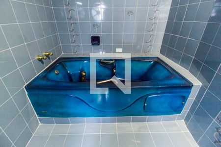 Casa de condomínio para alugar com 600m², 4 quartos e 5 vagasBanheiro da Suíte 1