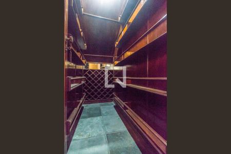 Casa de condomínio para alugar com 600m², 4 quartos e 5 vagasAdega