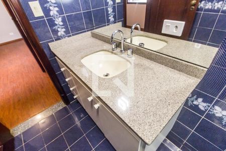 Casa de condomínio para alugar com 600m², 4 quartos e 5 vagasDetalhe do Banheiro da Suite