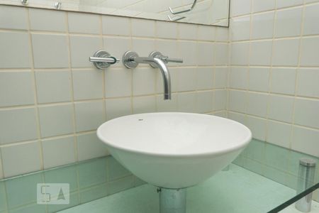 Casa à venda com 350m², 3 quartos e 5 vagas Casa à venda com 350m², 3 quartos e 5 vagasDetalhe do banheiro da suíte 2