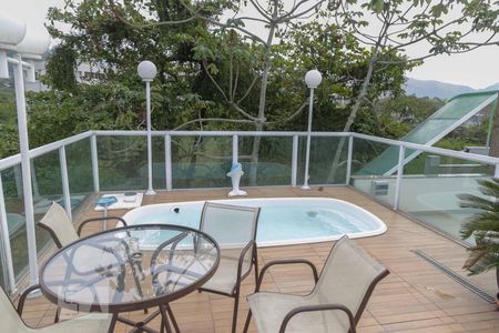 Casa de condomínio à venda com 300m², 5 quartos e 1 vagaTerraço - piscina