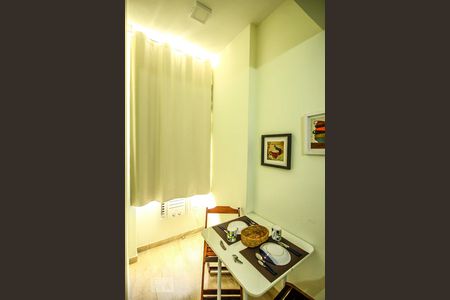 Sala de kitnet/studio para alugar com 1 quarto, 38m² em Copacabana, Rio de Janeiro