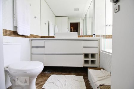 Apartamento para alugar com 210m², 3 quartos e 4 vagasBanheiro suíte 1