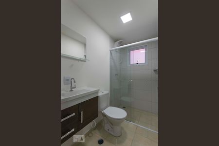 Banheiro social de casa de condomínio para alugar com 2 quartos, 45m² em Aclimação, São Paulo