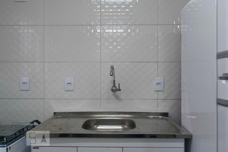 Cozinha (Torneira) de casa de condomínio para alugar com 2 quartos, 45m² em Aclimação, São Paulo