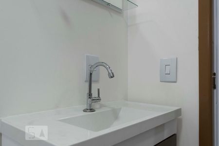 Banheiro social (Torneira) de apartamento para alugar com 2 quartos, 43m² em Aclimação, São Paulo