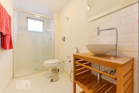Banheiro de apartamento para alugar com 1 quarto, 42m² em Pinheiros, São Paulo