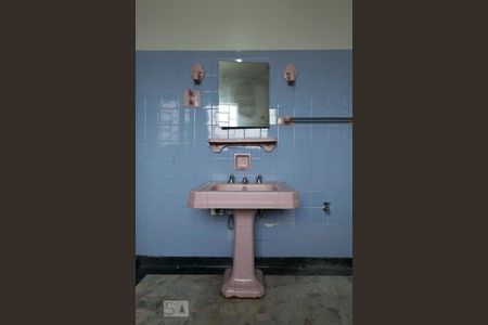 Casa à venda com 330m², 4 quartos e 2 vagas2o. Andar - Banheiro (Torneira)