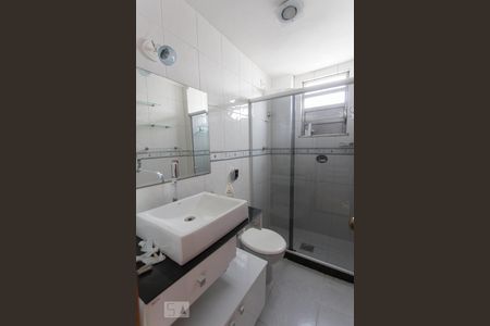 Banheiro de apartamento para alugar com 2 quartos, 65m² em Santa Rosa, Niterói