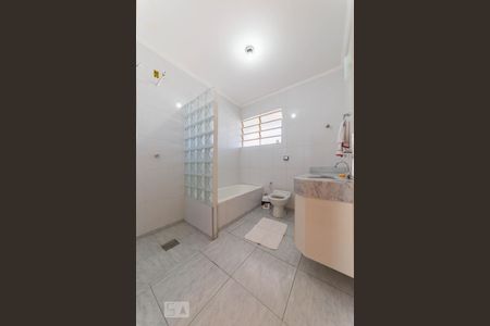 Banheiro de apartamento à venda com 2 quartos, 100m² em Centro, Campinas