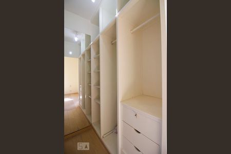 Apartamento à venda com 127m², 3 quartos e 3 vagas Apartamento à venda com 127m², 3 quartos e 3 vagasCloset