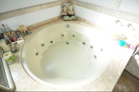 Apartamento para alugar com 340m², 4 quartos e 5 vagasDetalhe do banheiro suíte 4