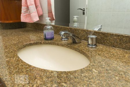 Detalhe do banheiro de apartamento para alugar com 3 quartos, 77m² em Vila Gumercindo, São Paulo