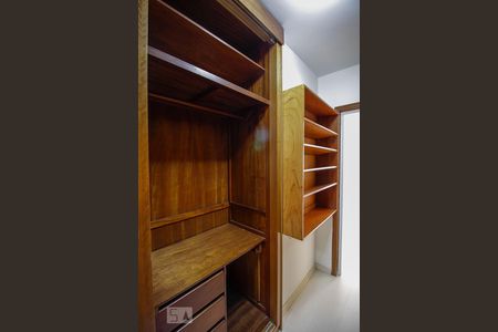 Apartamento para alugar com 160m², 4 quartos e 2 vagas Apartamento para alugar com 160m², 4 quartos e 2 vagasCloset