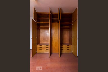 Casa para alugar com 355m², 5 quartos e 7 vagasArmários Quarto 1 