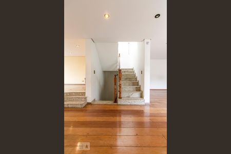 Escadas de Acesso aos Quartos, Banheiro e Garagem  de casa para alugar com 5 quartos, 355m² em Chácara Califórnia, São Paulo