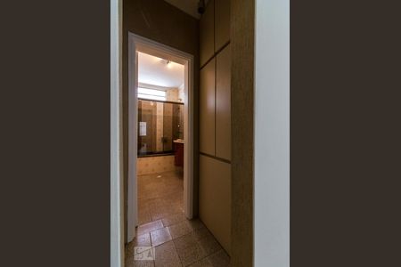 Casa à venda com 90m², 3 quartos e 1 vagaArmários e Acesso ao Banheiro Social do Piso Inferior 