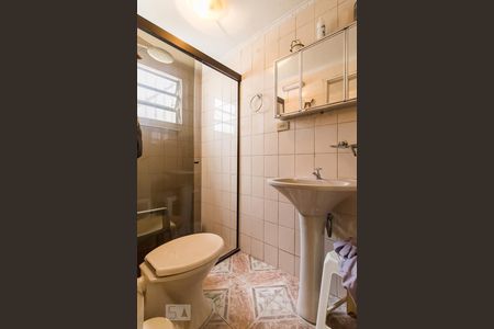 Casa para alugar com 70m², 2 quartos e sem vagaBanheiro da suíte 