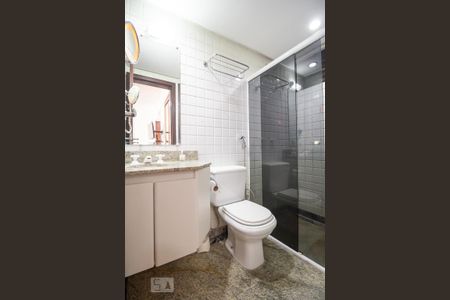 Banheiro de kitnet/studio para alugar com 1 quarto, 37m² em Asa Norte, Brasília