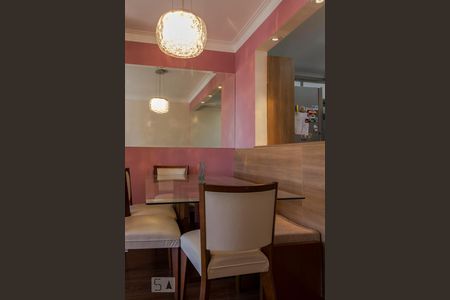 Apartamento à venda com 74m², 2 quartos e 2 vagasMesa de Jantar 