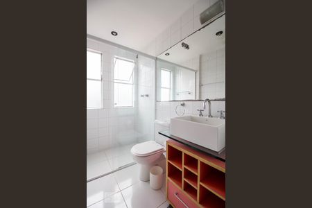 Banheiro social  de apartamento para alugar com 2 quartos, 55m² em Sumarezinho, São Paulo